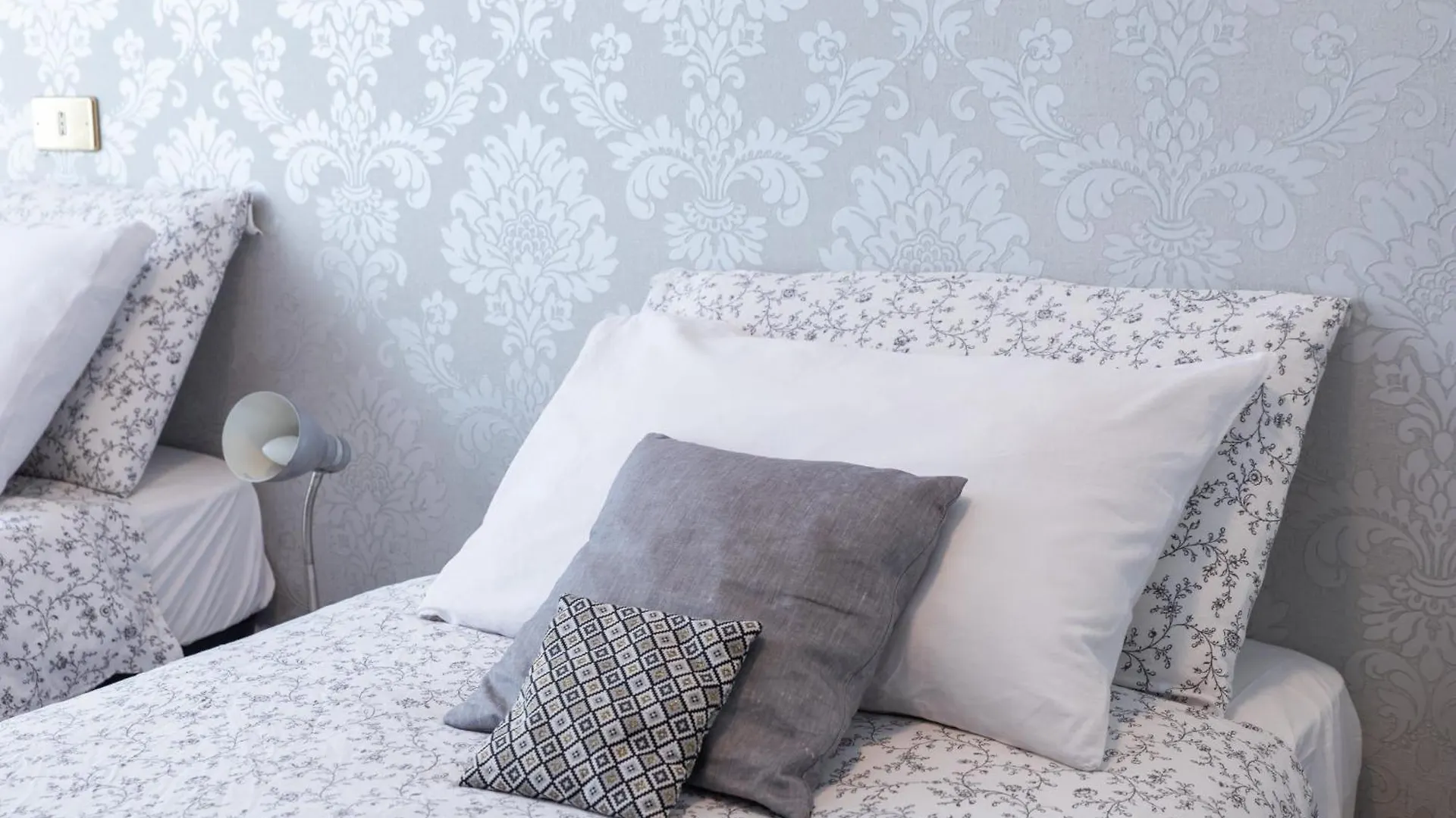 Duomo Walking Distance Elegant Flat With View Apartment Milan